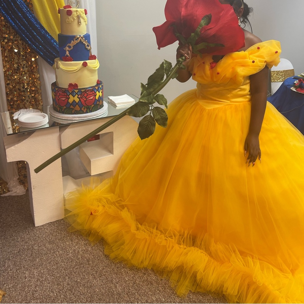 Yellow Beauty Dress w/red roses